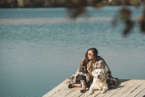 Joven Mujer Atractiva Sentada Muelle Con Perro Mejores Amigos Aire — Foto de Stock