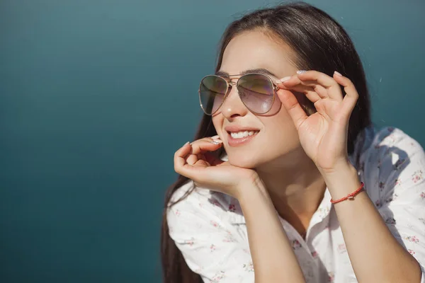 Close Portrait Young Attractive Woman Wearing Sunglasses — Stock Photo, Image