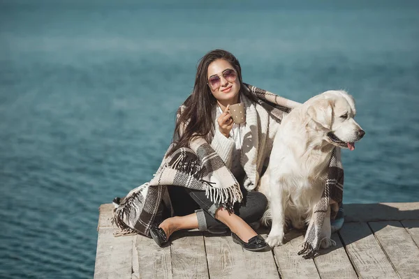 Jovem Mulher Atraente Sentada Cais Com Seu Cão Melhores Amigos — Fotografia de Stock