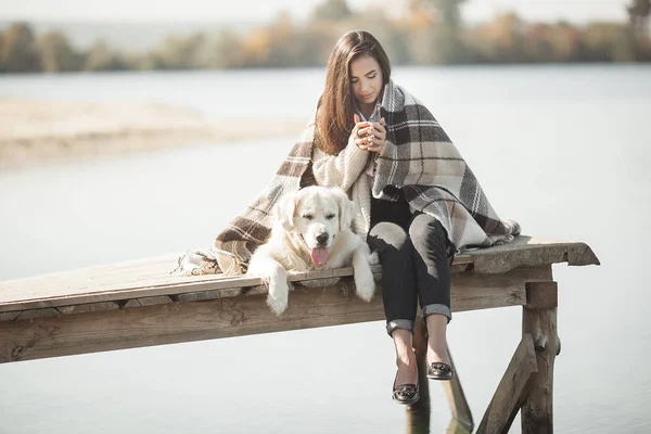 Joven Mujer Atractiva Sentada Muelle Con Perro Mejores Amigos Aire — Foto de Stock