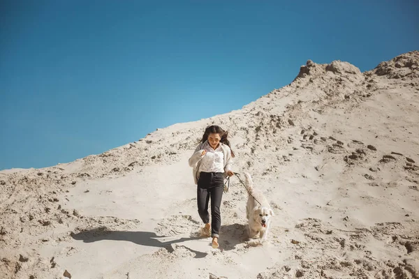 Dueña Perro Con Mascota Pasando Tiempo Aire Libre —  Fotos de Stock