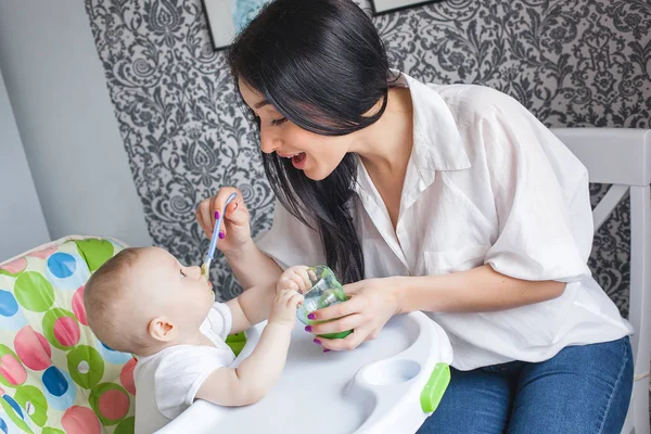 Joven Madre Alimentando Pequeño Bebé — Foto de Stock