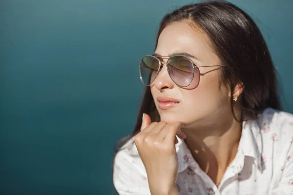 Retrato Cerca Una Joven Atractiva Con Gafas Sol — Foto de Stock