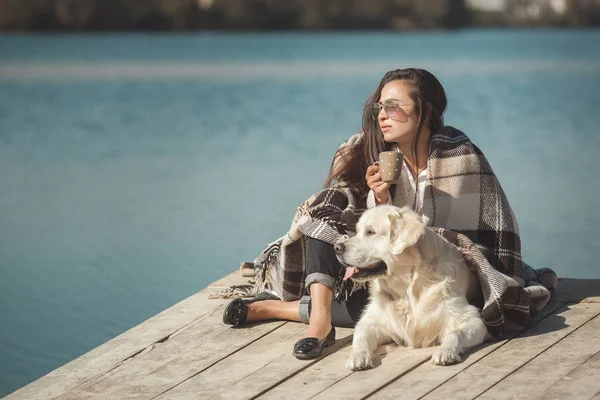 Молодая Привлекательная Женщина Сидит Пирсе Своей Собакой Лучшие Друзья Открытом — стоковое фото