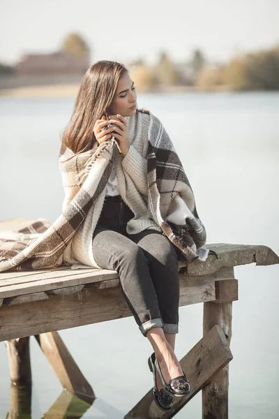 Attraktiv Kvinna Dricker Kaffe Eller Piren Utomhus — Stockfoto