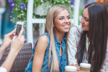 Grup selfie kafede yapma ve having fun çekici genç kadını