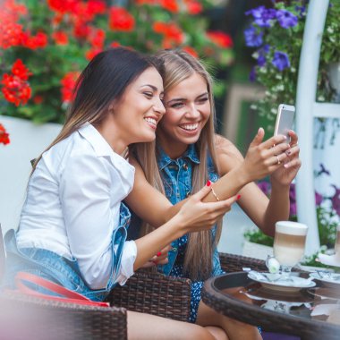 Grup selfie kafede yapma ve having fun çekici genç kadını