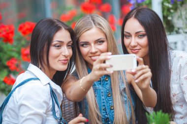 Grup selfie kafede yapma ve having fun çekici genç kadını