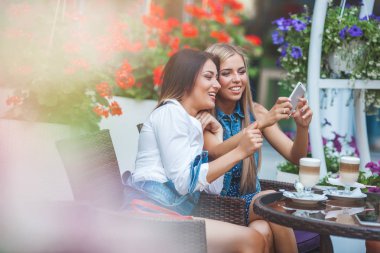 Grup selfie kafede yapma ve having fun çekici genç kadını