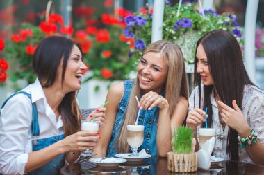 Kafede kahve ile konuşurken kız grubu