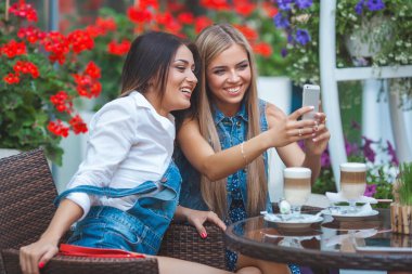 Grup selfie kafede yapma ve having fun çekici genç kadını