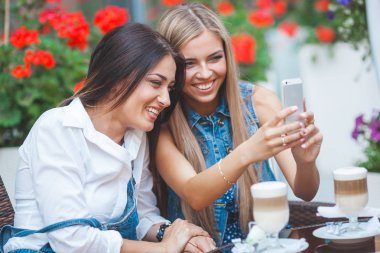 Grup selfie kafede yapma ve having fun çekici genç kadını