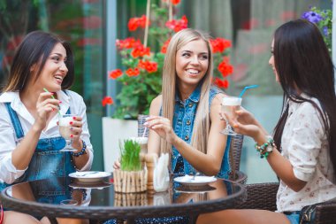 Kafede kahve ile konuşurken kız grubu