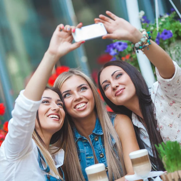 Grup selfie kafede yapma ve having fun çekici genç kadını