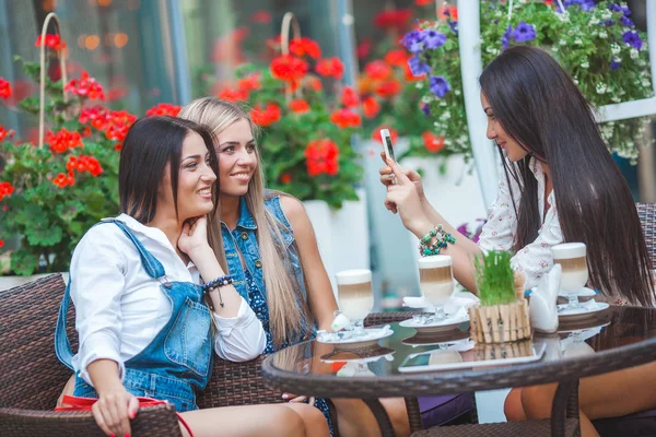 Gruppe Attraktiver Junger Frauen Macht Selfie Café Und Hat Spaß — Stockfoto
