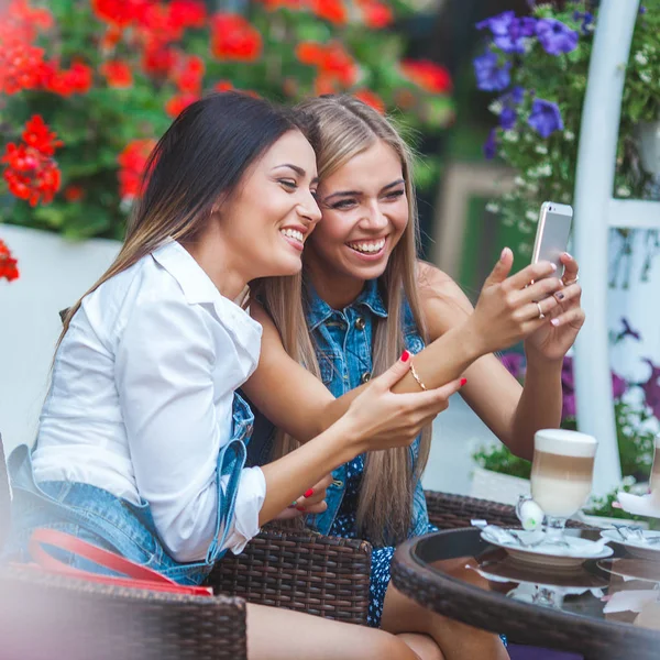 Grup selfie kafede yapma ve having fun çekici genç kadını