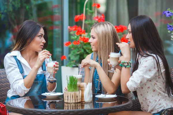 Freundinnen Unterhalten Sich Café Bei Kaffee — Stockfoto