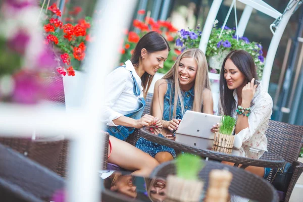 Gruppe Junger Fröhlicher Frauen Schaut Auf Tablets Und Macht Online — Stockfoto