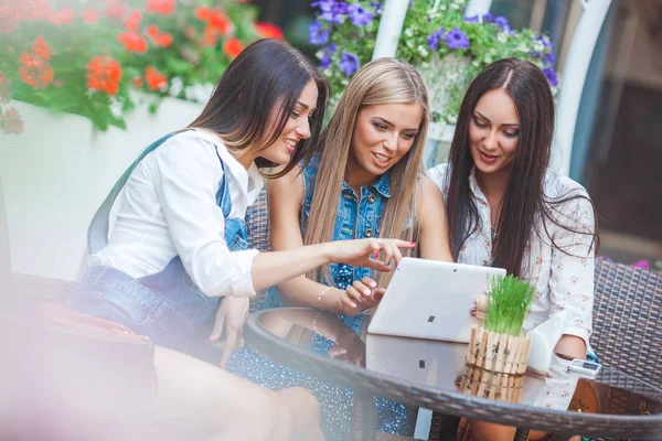 Gruppo Giovani Donne Allegre Che Guardano Tablet Fanno Shopping Online — Foto Stock