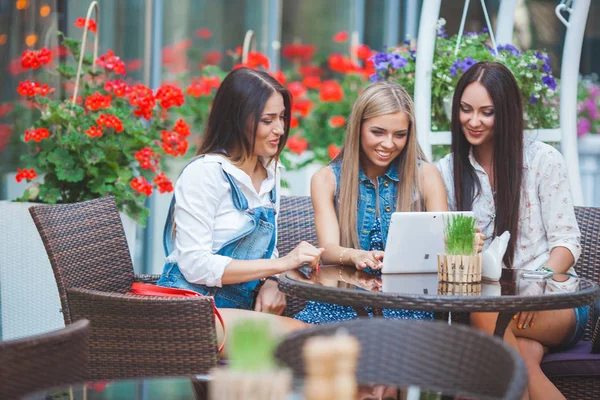 Gruppe Junger Fröhlicher Frauen Schaut Auf Tablets Und Macht Online — Stockfoto