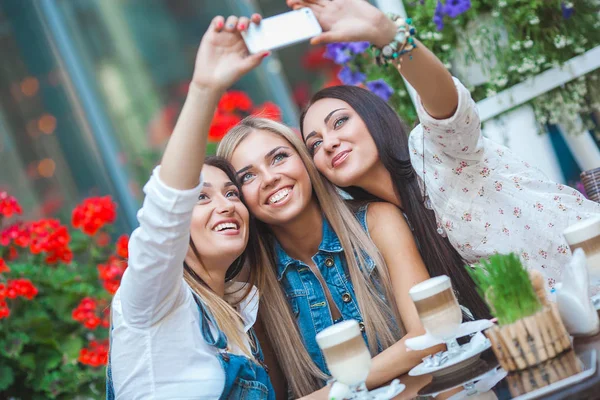 Grup selfie kafede yapma ve having fun çekici genç kadını