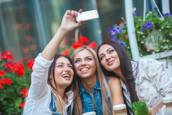 Grupa Atrakcyjnych Młodych Kobiet Podejmowania Selfie Kawiarni Zabawy — Zdjęcie stockowe
