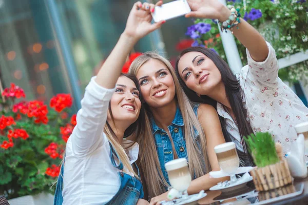 Grupo Mujeres Jóvenes Atractivas Haciendo Selfie Café Divertirse —  Fotos de Stock