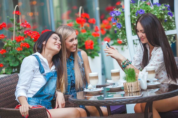 Grup selfie kafede yapma ve having fun çekici genç kadını
