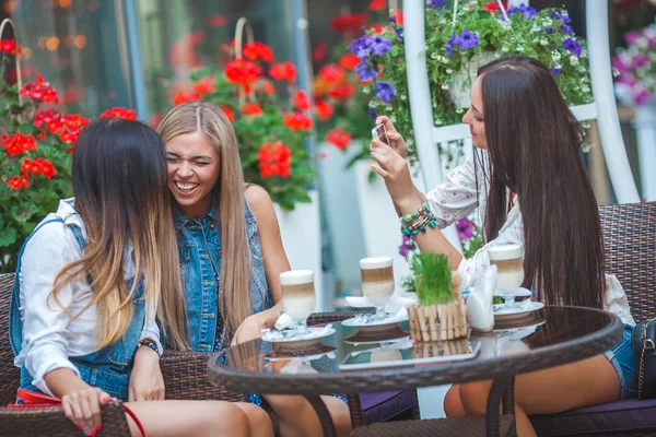 Grupp Attraktiva Unga Kvinnor Att Göra Selfie Caféet Och Roligt — Stockfoto