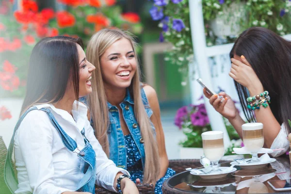 Група Привабливих Молодих Жінок Роблять Селфі Кафе Розважаються — стокове фото