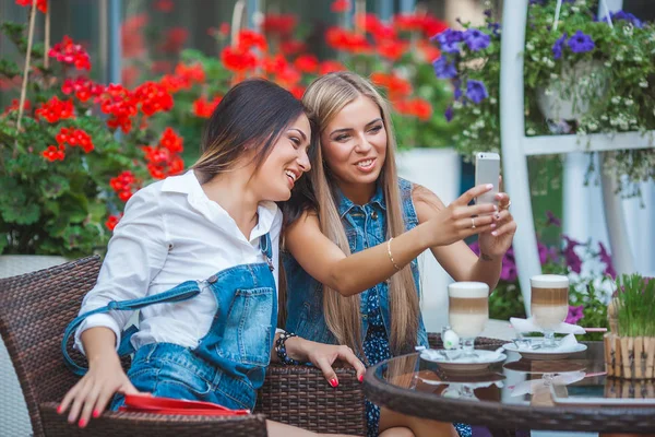 Grupo Mulheres Jovens Atraentes Fazendo Selfie Café Divertindo — Fotografia de Stock
