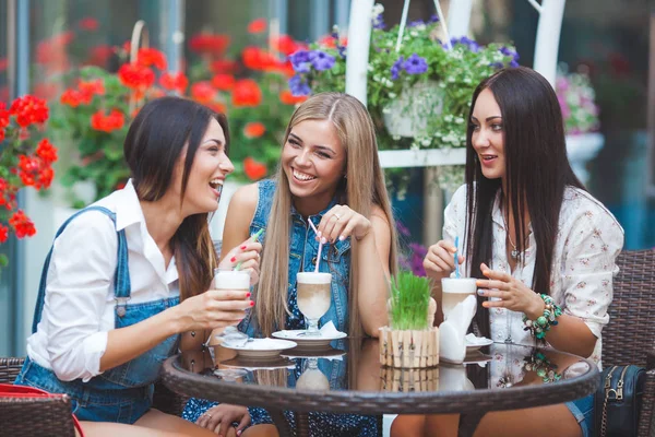 Grupp Flickvänner Talar Café Med Kaffe — Stockfoto