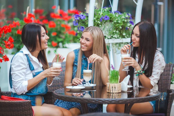 Grupp Flickvänner Talar Café Med Kaffe — Stockfoto