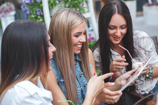 Grupp Unga Glada Kvinnor Tittar Tablett Och Göra Online Shopping — Stockfoto