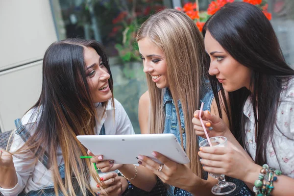 Gruppo Giovani Donne Allegre Che Guardano Tablet Fanno Shopping Online — Foto Stock