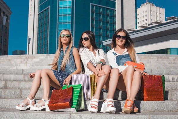 Jovens Mulheres Atraentes Com Sacos Compras Livre — Fotografia de Stock