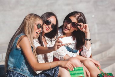 Genç güzel kızları selfie yapma ve açık havada eğleniyor