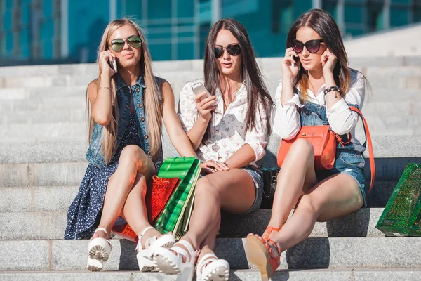 Meninas Bonitas Jovens Fazendo Selfie Divertindo Livre Mulheres Falando Telefone — Fotografia de Stock