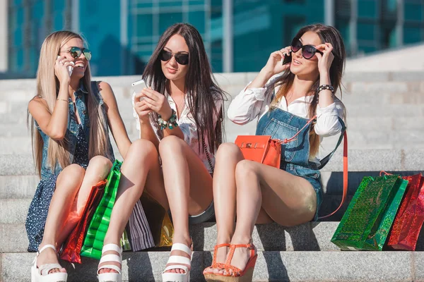 Genç güzel kızları selfie yapma ve açık havada eğleniyor. Bir cep telefonu üzerinde konuşurken kadınlar