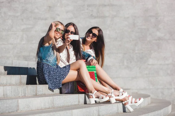 Young Pretty Girls Making Selfie Having Fun Outdoors — Stock Photo, Image