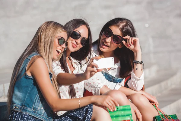 Jovens Meninas Bonitas Fazendo Selfie Divertindo Livre — Fotografia de Stock