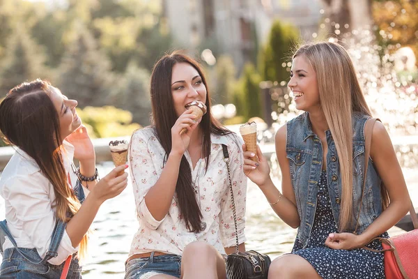 Cheerful Young Women Having Fun Fountain Attractive Girls Eating Ice — Stock Photo, Image