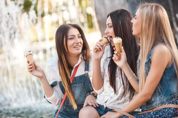 Jovens Mulheres Alegres Divertindo Perto Fonte Meninas Atraentes Comer Sorvete — Fotografia de Stock