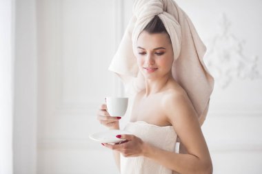 Sonra sabah kahve içme banyo havlu güzel kadın