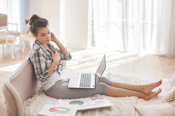 Jovem Mulher Atraente Trabalhando Casa Laptop Menina Relaxante Descansando Trabalho — Fotografia de Stock