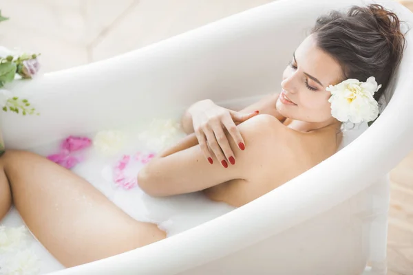 Jovem Mulher Bonita Tomando Banho Com Flores Leite — Fotografia de Stock