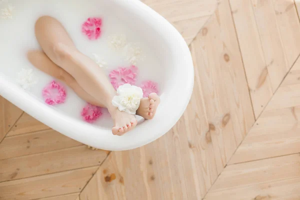 妇女的脚在沐浴在美丽的花朵之间休息 — 图库照片