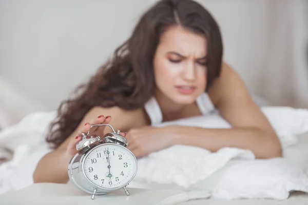 Donna Assonnata Non Vuole Svegliarsi Mattina — Foto Stock