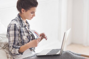 Genç çekici kadın çalışma evde laptop