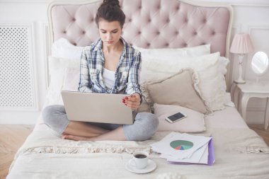Genç çekici kadın çalışma evde laptop